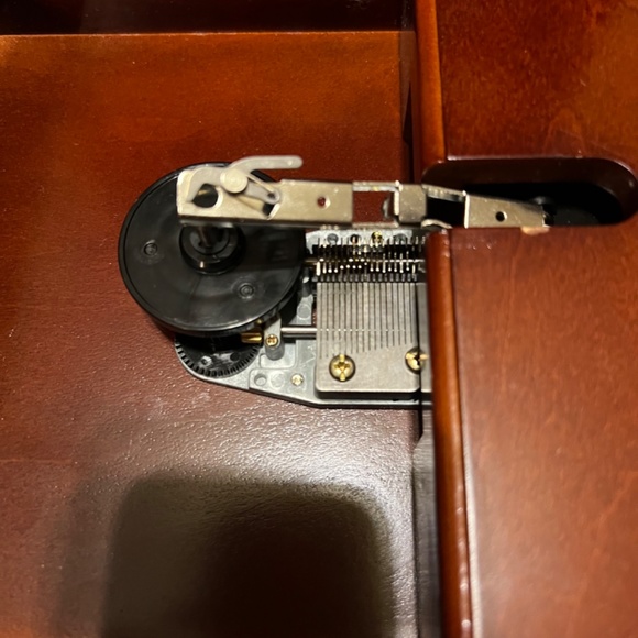 CROSLEY MUSIC WORKS METAL DISC MUSIC BOXES 🎶 NIB
Buy One Get one Free!  READ - 🎶 - Picture 6 of 7